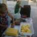Mariolina, detta Maria la pantofolaia e Anna, la figlia, alle prese con la preparazione delle sgagliozze